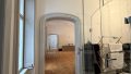 Badezimmer und Blick in den Wohnsalon